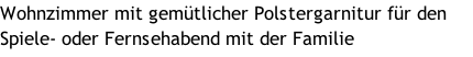 Wohnzimmer mit gemütlicher Polstergarnitur für den Spiele- oder Fernsehabend mit der Familie